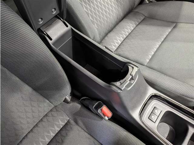 運転席と助手席の間には、ひじ掛けが付いています。収納ボックスも兼ねているので、小物も収納でき車内をスッキリと片付けられます。