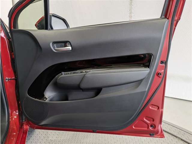 運転席ドア内張はご覧の通り。