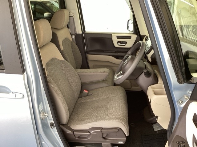 フロント広々、ベンチシートの運転席は、ハイトアジャスターが付いているので、快適にドライブができます。ハンドルはチルトステアリングで、ハンドル位置を上下に調節できます。