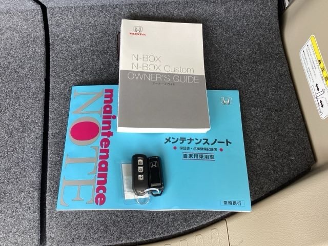 メンテナンスノート【整備記録簿】、取説も揃っています。スマートキーはバッグなどにしまったままボタン操作でエンジンの始動・停止ができて大変便利です。