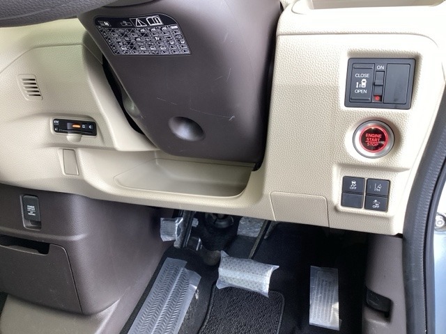 左側に高速で便利なETCがあり、また、便利な電動スライドドア、横滑りを防ぐVSAなどのスイッチは、運転席の右側、手の届きやすい位置にあります。