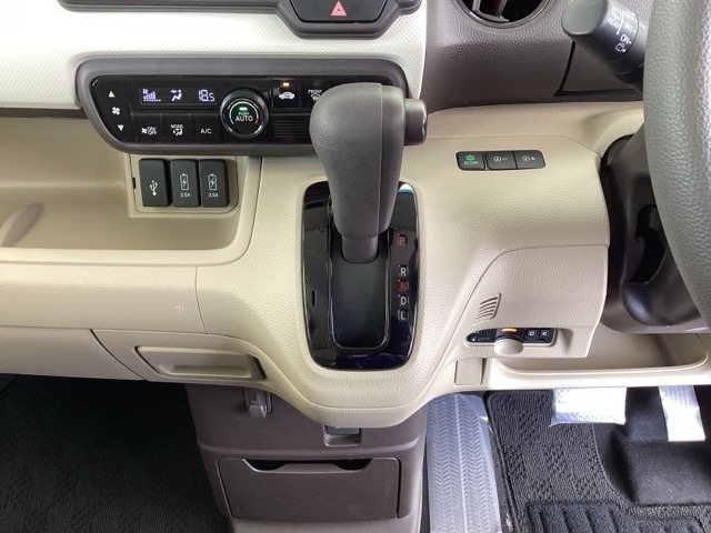 足元スッキリ、インパネシフトです。パーキングブレーキはフットブレーキタイプなので、運転席と助手席の間がスッキリしています。