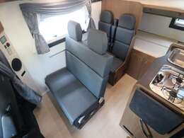 通常時は全席前向きシートです　6名乗車