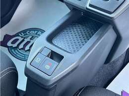 電動パーキングブレーキを搭載。スイッチ操作でパーキングブレーキを作動・解除することが可能ですので、操作の力が不要ですよ♪