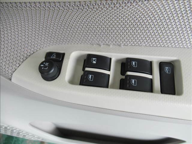 【電動格納ミラー】ボタン一つでミラーを自動で開閉してくれる優れもの。ミラーの角度調整も自動できるのでとても便利です。
