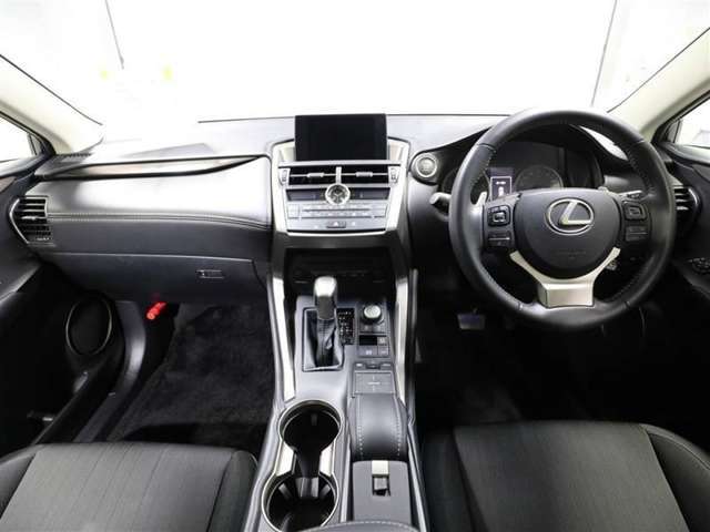 上質で落ち着いた印象のインパネ。視界も広々で運転しやすいです。