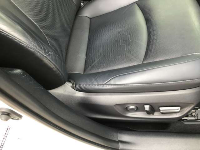 厚みのあるシートは座り心地も良く運転席も助手席もリラックスしてゆったりと座れます！