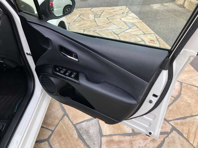 洗練されたデザインの運転席回りはドライビングの愉しさを予感させてくれます♪