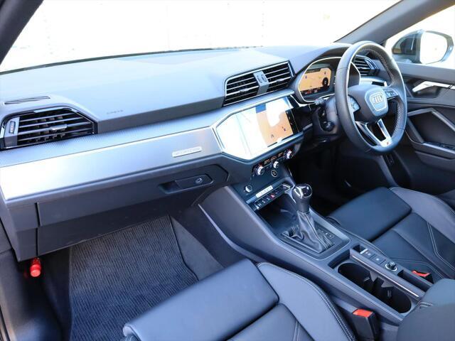 運転席側に傾けたセンターコンソールやディスプレイが、ドライバーオリエンテッドな空間を構築。視線の移動を抑え、操作性を高めることで、ドライビングに集中することができます。