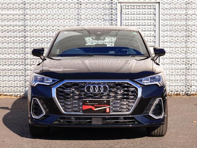 Audiの特徴シングルフレームグリルは力強さとエレガントな雰囲気を醸し出します。