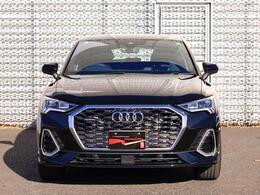 Audiの特徴シングルフレームグリルは力強さとエレガントな雰囲気を醸し出します。