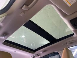 【パノラマルーフ】大型のガラスルーフ搭載で車内の解放感が一気にアップ！開放的なドライブをお楽しみいただけます。