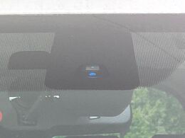 【三菱e-Assist】走行中に前方の車両等を認識し、衝突しそうな時は警報とブレーキで衝突回避と被害軽減をアシスト。より安全にドライブをお楽しみいただけます。