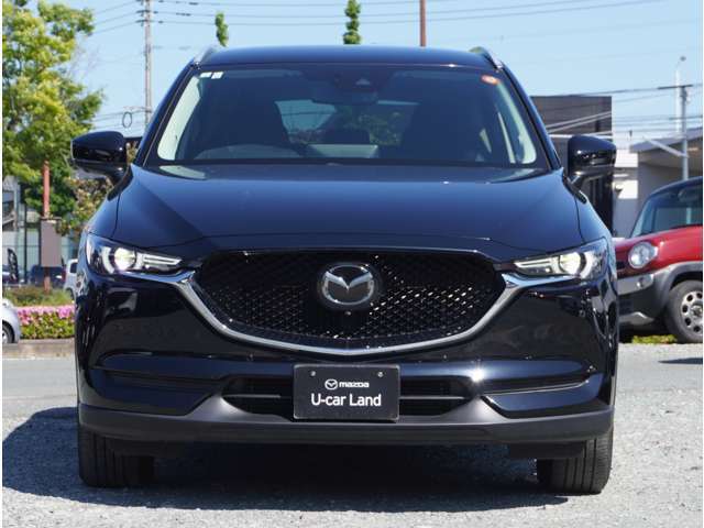 マツダのミドルクラスSUV『CX-5』魂動デザインとスカイアクティブ技術をフル搭載した初代モデルが発売され、2017年にはさらに洗練された力強い魂動デザインに進化した2代目にモデルチェンジしました。
