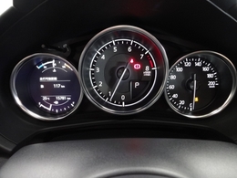 ”ドライバーを中心に一つ一つ丹念に磨き、力強さと上質さが融合した上質なデザインを採用しました！シンプルながらも落ち着いたメーターパネルは大人な雰囲気を演出します。”