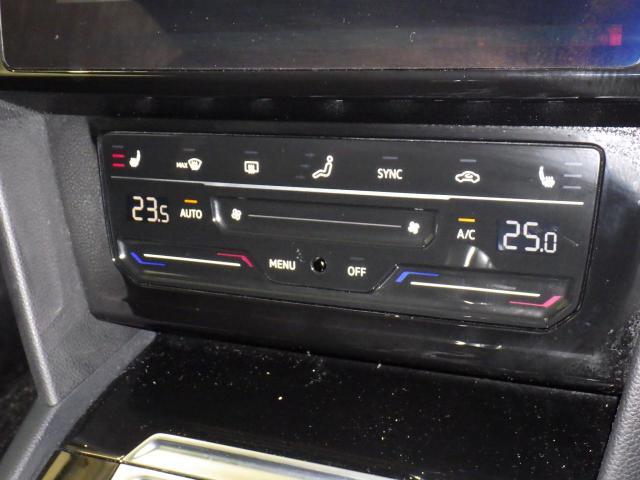タッチコントロール式エアコンパネル。3ゾーンフルオートエアコン。運転席、助手席それぞれ独立して温度管理が可能です。花粉やダストを除去するフレッシュエアフィルターも装備され、クリーンな室内環境を保ちます