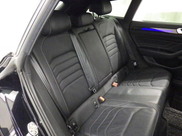 安全性と快適性を追求した、少し硬めのシート。 これは長時間の運転や渋滞などの状況でも、身体の疲労度が少ないことを求めたものです。