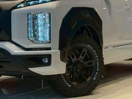 大型で迫力あるオーバーフェンダー・ガーニッシュは凹凸の陰影が立体感を生み出すデザインです！8mmワイドとは思えない存在感。