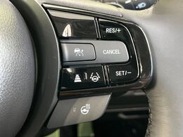 【アダプティブクルーズコントロール】高速道路での長距離走行が楽に！！自動で速度を保つクルーズコントロールが、衝突軽減システムと連携し、前方の車両を感知して車間を保つように速度調節してくれます！！