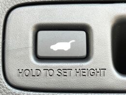 【ハンズフリーパワーバックドア】リアバンパー下部に足先を出し入れするだけでバックドアが自動で開閉♪両手が荷物でふさがっている時でもラクラク開閉操作が行えます！