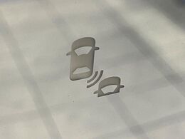 【ブラインドスポットインフォメーション】走行中、ドアミラーの死角になりやすい箇所に後続車が接近するとサイドミラー付近に警告を表示、ドライバーに注意喚起をしてくれます。