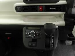 オートエアコン付きです。温度設定をすればお任せで快適な室温にしてくれます。ディスプレイもプッシュボタンも大きめになっているので操作性にも優れています。