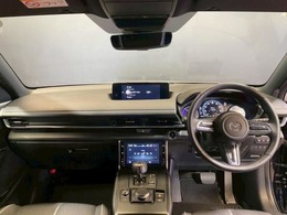 【運転席インテリアデザイン】左右対称のインテリアデザインでドライバーを包み込み運転に集中できるように設計されています。