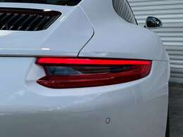 綺麗な外装色ホワイトに20インチカレラSホイール＆レッドペイントブレーキキャリパーが迫力有るエクステリアを演出！！