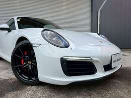 心地よい禁煙の室内は高級感漂うアルカンターラルーフライニングに落ち着いたブラックレザーシート＆快適なシートヒーター、お洒落なGTスポーツステアリング付！！