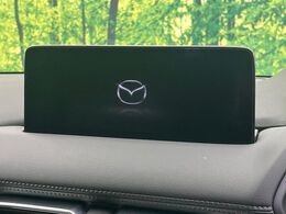 【10.25インチマツダコネクト】車内の雰囲気にマッチした大型ディスプレイ。スマホ接続でのナビ使用やBluetooth再生等、様々な機能が楽しめます。直感的なダイヤル操作が可能で、使い勝手も良好です。