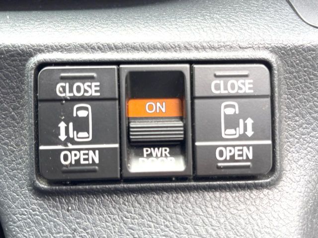 【両側パワースライドドア】スマートキーや運転席のスイッチで後席両側スライドドアの開閉が可能♪電動だから力を入れてドアを開ける必要が無く、小さなお子様でも簡単に開け閉めでき快適です♪