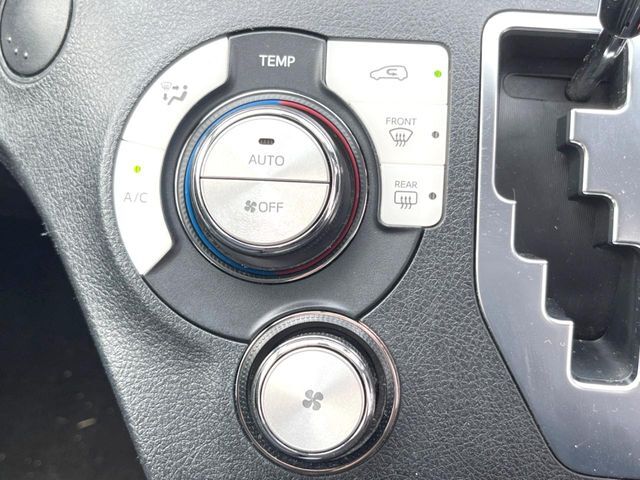 【オートエアコン】一度お好みの温度に設定すれば、車内の温度を検知し風量や温度を自動で調整。暑い…寒い…と何度もスイッチ操作をする必要はありません。快適な車内空間には必須の機能ですね♪