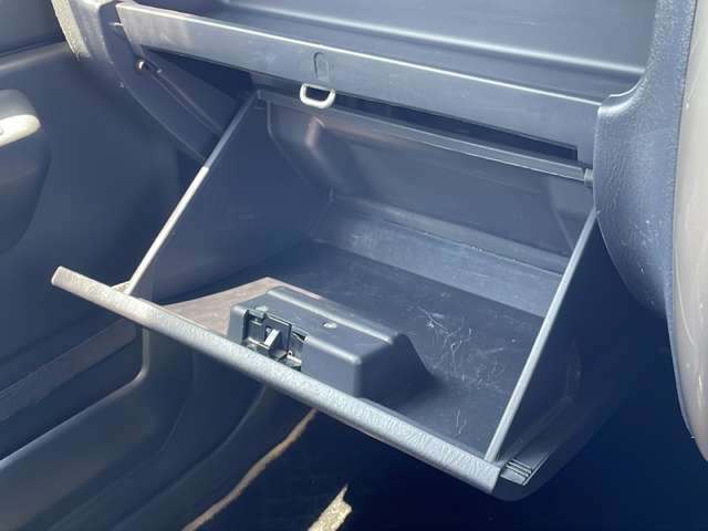 【グローブボックス】大きくて使いやすい助手席側にある収納です。主に車検証入れとして活用される方が多いです。