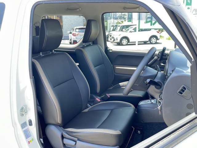 【運転席】座り心地が良いシートなので長時間の運転でも快適にお過ごしいただけます。新品のフロアマットのご注文も可能です。掲載箇所以外にご希望の写真がございましたらお気軽にお問い合わせ下さい。