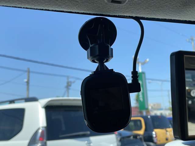 【ドライブレコーダー】映像・音声などを記録する自動車用の車載装置が装備されています！ もしもの事故の際の記録はもちろん、旅行の際の思い出としてドライブの映像を楽しむことができます。