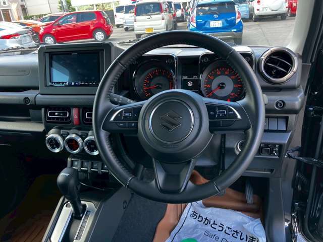 太すぎないので、女性も握りやすく運転しやすいですよ！