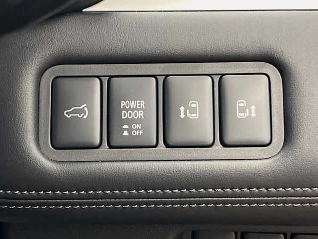 【両側パワースライドドア】スマートキーや運転席のスイッチで後席両側スライドドアの開閉が可能♪電動だから力を入れてドアを開ける必要が無く、小さなお子様でも簡単に開け閉めでき快適です♪