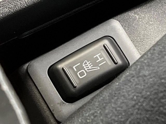 【シートヒーター】寒い日に重宝するシートヒーター！エアコンより早く温まってくれるので寒がりの人も安心ですね♪エアコンの温風は乾燥するから苦手、という方にもをおすすめです。