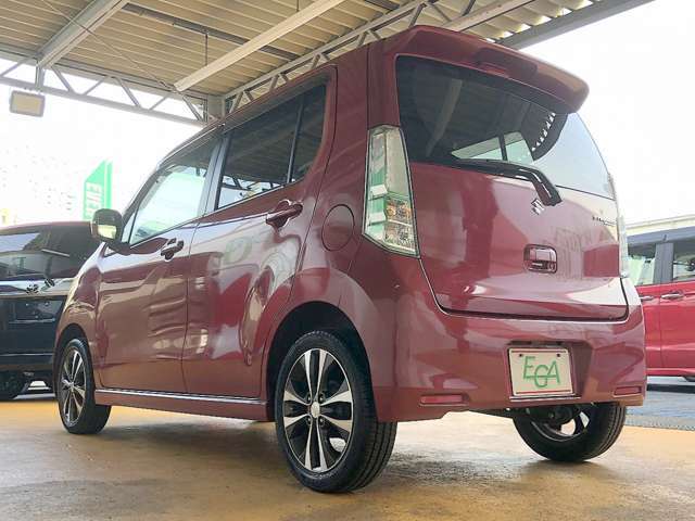 CVT車です。エンジン回転数と車速の関係を自由に設定できることから、エンジン出力を非常に効率よく活用でき、従来のATやMTにあった変速ショックを皆無にでき燃費面でも大きなメリットです！