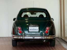 光岡自動車は国内10番目の自動車メーカーでございます。富山県にある小さな工場で、手作業でクルマ作りを行っております。