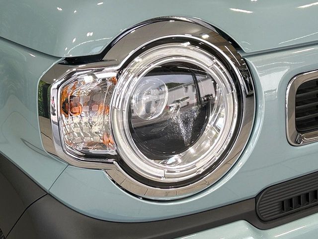【LEDヘッドライト】悪天候や夜間走行時も良好な視界を確保し安心して運転できる高輝度LEDヘッドライトを装備！点灯速度が早く、消費電力も抑えられています。