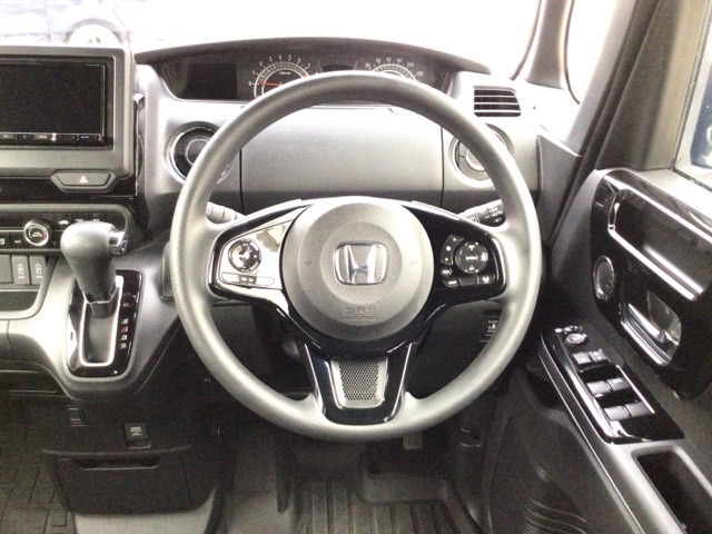 【ハンドル】運転にかかわる様々な操作を安全に行えるように視点移動が少なく操作性に配慮されたスイッチ類が凝縮されたコックピットです。