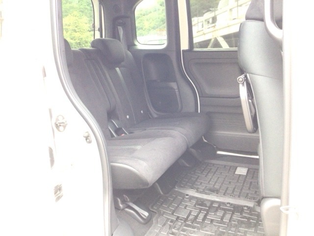 【後席】後席のお足元もとっても広いですよ！更に後席もスライドが可能ですので、おかけになられる方の体格やお荷物量に合わせてスペースを調整できます♪後席シートも乗り心地OK！ゆったり乗れます♪