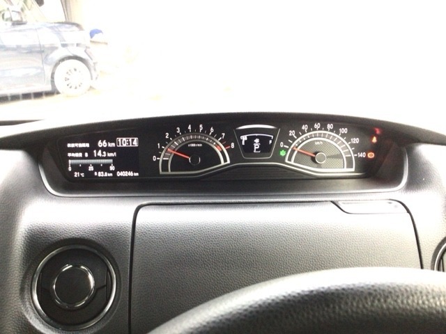 メーターの右側に液晶カラーディスプレーを装備。航続可能距離等の情報やHonda SENSINGの注意・警告を表示します！