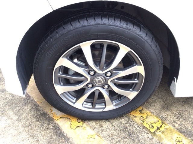 【アルミホイール】純正アルミホイール装備！足元を際立たせ、軽快な走りを演出します！印象もアップし、スタイルも引き締まります！スポーティーさの中にラグジュアリーを感じさせるデザインですね♪