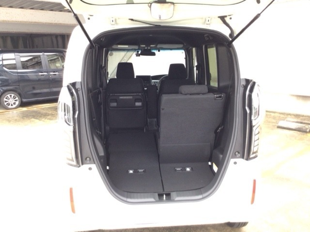 様々なパターンにアレンジができるラゲッジスペース♪お荷物の大きさや量・状況に合わせてアレンジできますので、とっても使い勝手良好ですよ♪タップリ積んで、楽しいお出かけを♪