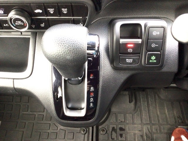 指先の操作でパーキングブレーキの「作動と解除」が行うことができる装備。ブレーキペダルから足を離しても停止し続けてくれるオートブレーキホールド機能。信号待ちなどの際には便利。ECO運転で低燃費走行♪