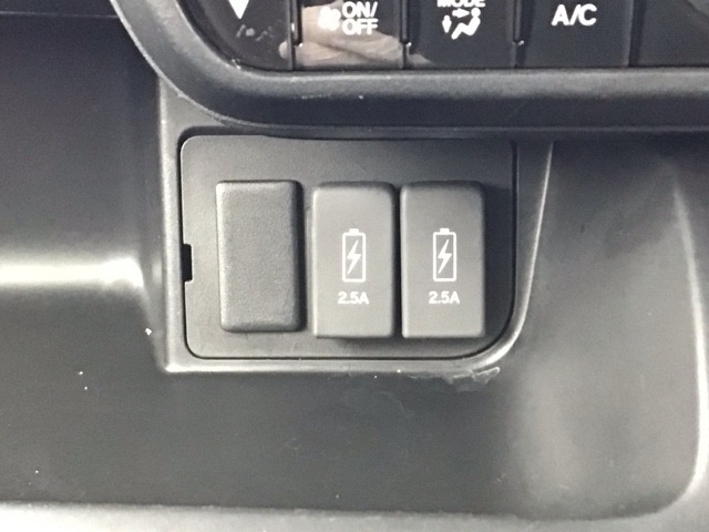 充電用USBジャックを2個装備！iPhoneはもちろん少しアンペアが高めのiPadも充電することが出来ます（運転しながら充電できます）
