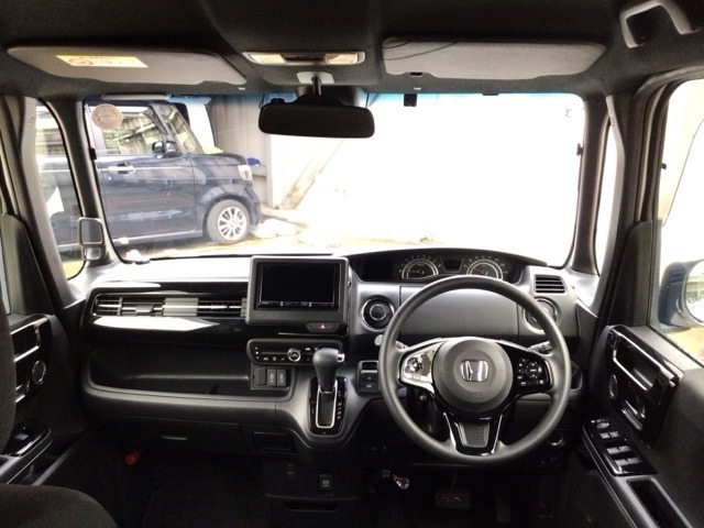 【前方視界】開放的な前方視界！運転がしやすく疲れにくいです♪窓が大きく、見通しがとっても良いおクルマですよ♪