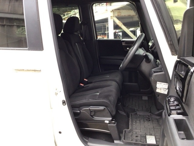 【前席】充分な広さを確保した、快適な前席！インテリアカラーも落ち着いたお色です♪センターアームレストも付いて、リラックスした姿勢で運転していただけます♪